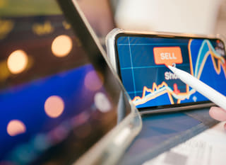 Bitcoin, Ethereum ve forex seçeneklerini inceleyerek birden fazla piyasada işlem yapan yatırımcı