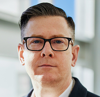 Bir kripto ticaret şirketinin yöneticisi olan CEO Alexander Hughes portresi